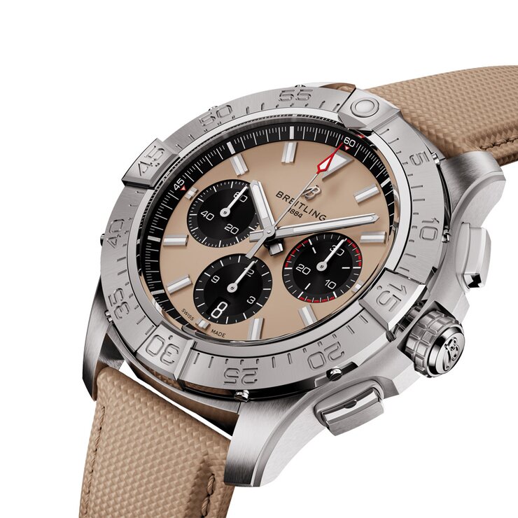 Breitling horloge met een kast in staal, met een wijzerplaat in het beige en een diameter van 44