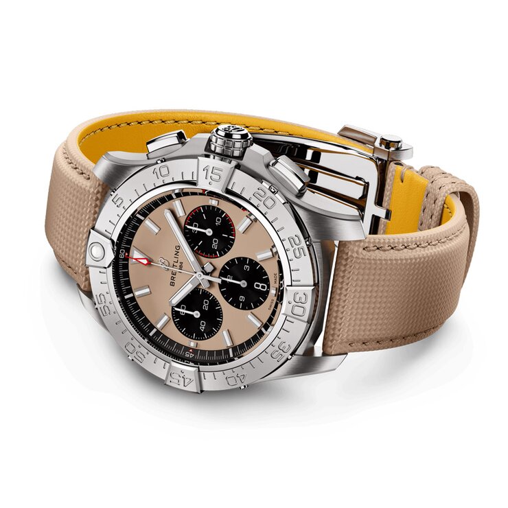 Breitling horloge met een kast in staal, met een wijzerplaat in het beige en een diameter van 44