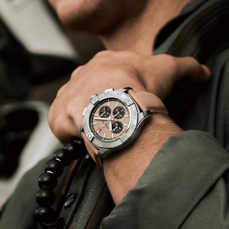 Breitling horloge met een kast in staal, met een wijzerplaat in het beige en een diameter van 44