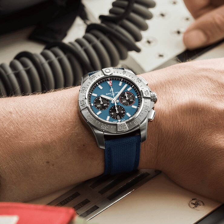 Breitling horloge met een kast in staal, met een wijzerplaat in het blauw en een diameter van 44