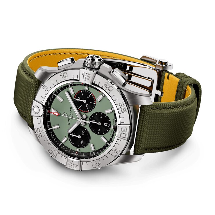 Breitling horloge met een kast in staal, met een wijzerplaat in het groen en een diameter van 44