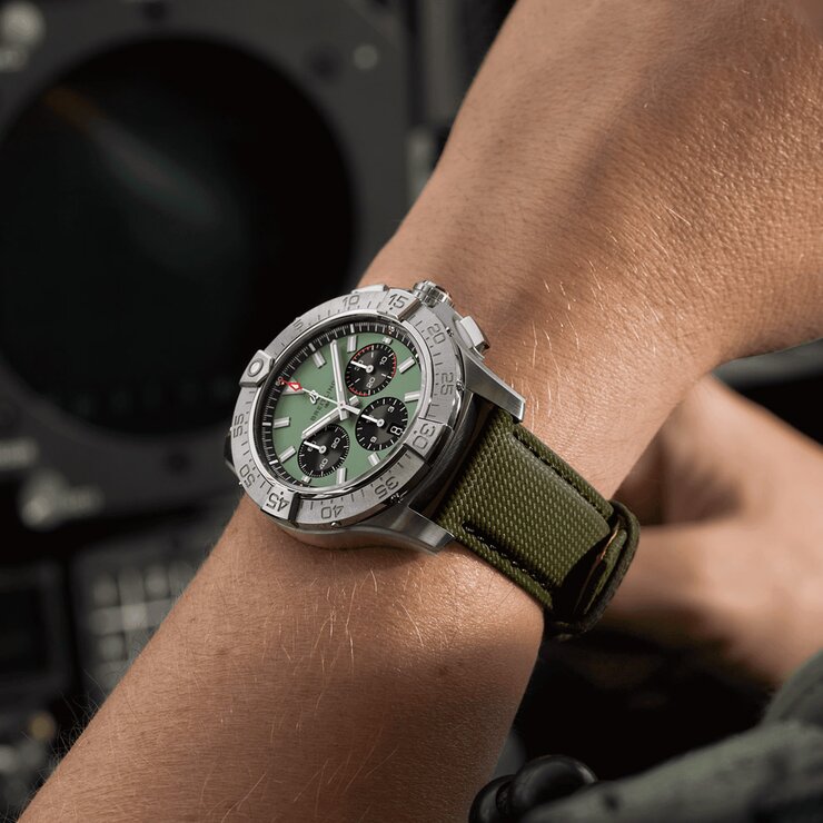 Breitling horloge met een kast in staal, met een wijzerplaat in het groen en een diameter van 44