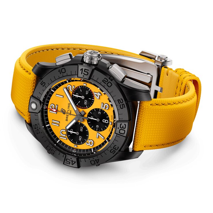 Breitling horloge met een kast in keramiek, met een wijzerplaat in het geel en een diameter van 44 mm