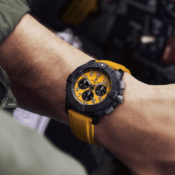 Breitling horloge met een kast in keramiek, met een wijzerplaat in het geel en een diameter van 44 mm