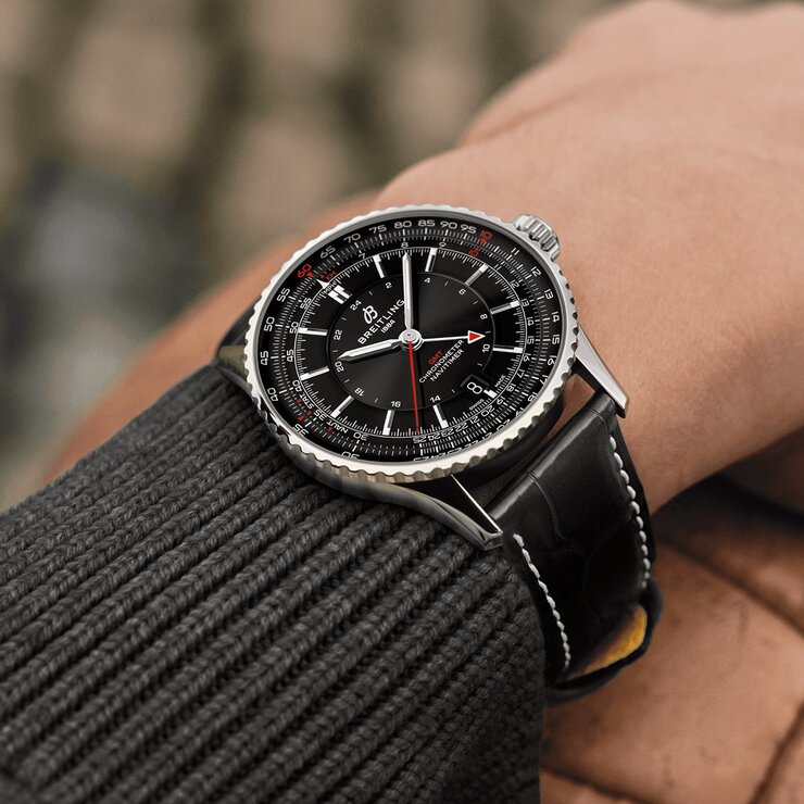 Breitling horloge met een kast in staal, met een wijzerplaat in het zwart en een diameter van 41 mm
