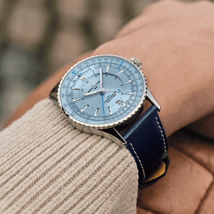 Breitling horloge met een kast in staal, met een wijzerplaat in het blauw en een diameter van 41 mm