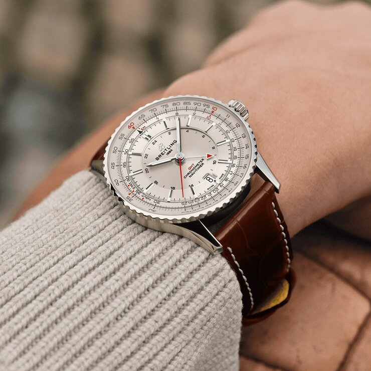 montre Breitling avec un boîtier en acier, un cadran argent et un diamètre de 41