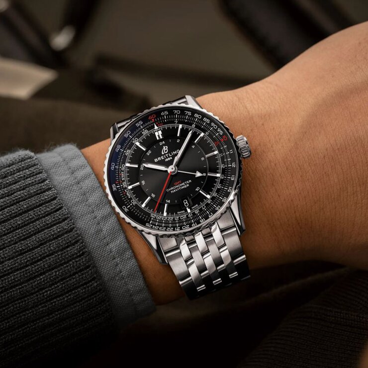 Breitling horloge met een kast in staal, met een wijzerplaat in het zwart en een diameter van 41 mm
