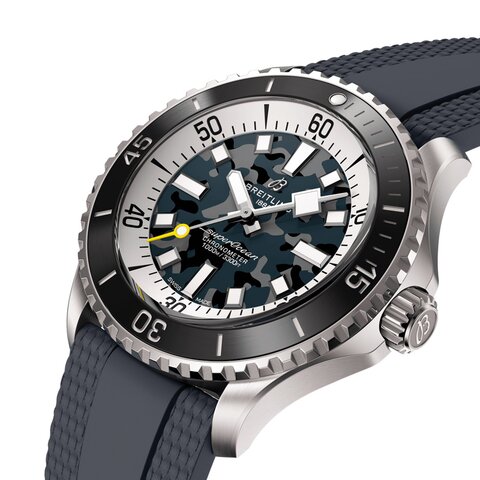 Breitling horloge met een kast in titanium, met een wijzerplaat in het blauw en een diameter van 46 mm