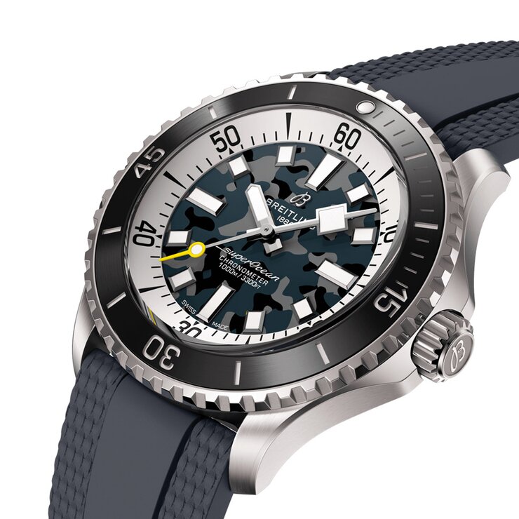 Breitling horloge met een kast in titanium, met een wijzerplaat in het blauw en een diameter van 46 mm