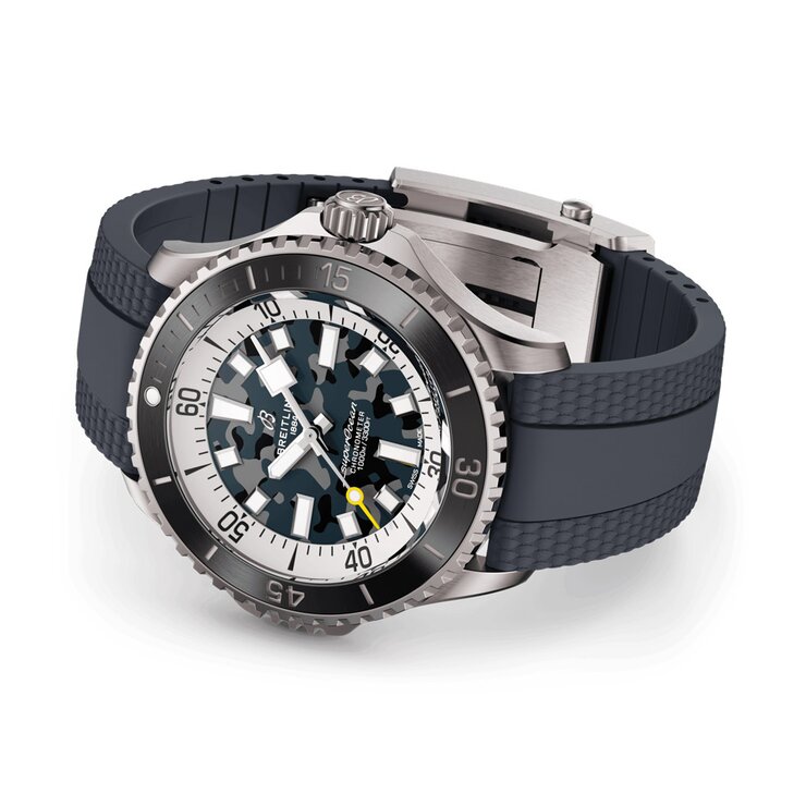 Breitling horloge met een kast in titanium, met een wijzerplaat in het blauw en een diameter van 46 mm