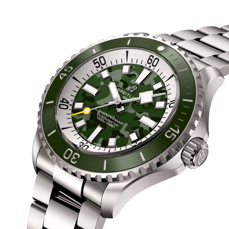 Breitling horloge met een kast in titanium, met een wijzerplaat in het groen en een diameter van 46