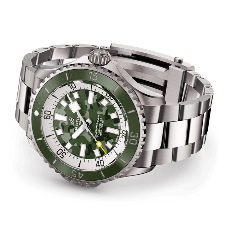 Breitling horloge met een kast in titanium, met een wijzerplaat in het groen en een diameter van 46