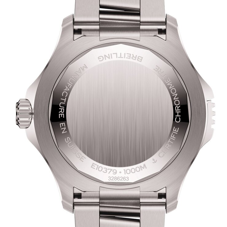 Breitling horloge met een kast in titanium, met een wijzerplaat in het groen en een diameter van 46