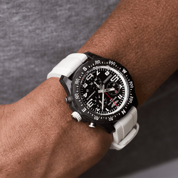 Breitling horloge met een kast in breitlight, met een wijzerplaat in het zwart en een diameter van 38 mm