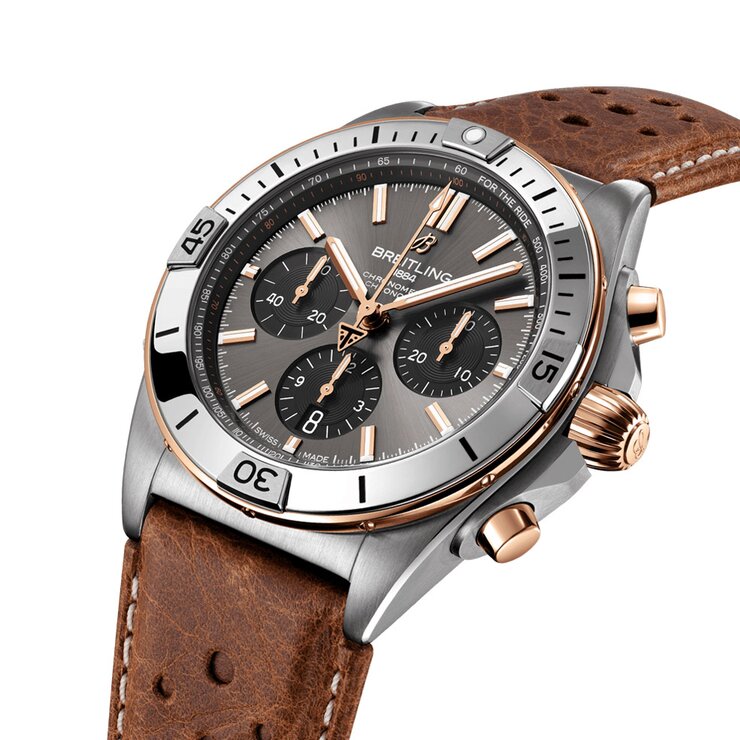 Breitling horloge met een kast in titanium, met een wijzerplaat in het grijs en een diameter van 42 mm