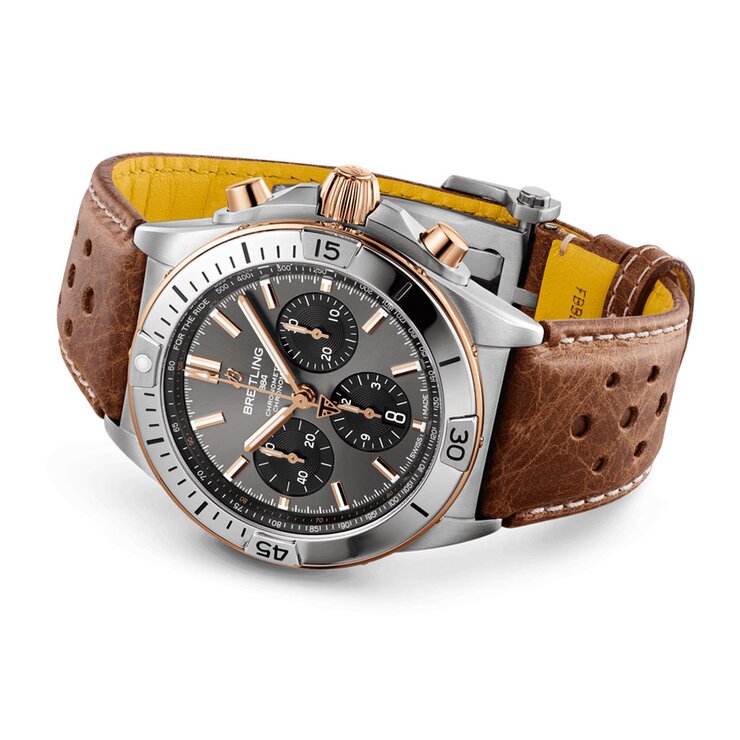 Breitling horloge met een kast in titanium, met een wijzerplaat in het grijs en een diameter van 42 mm