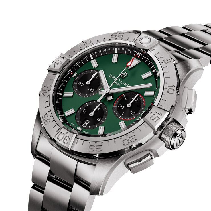 Breitling horloge met een kast in staal, met een wijzerplaat in het groen en een diameter van 42