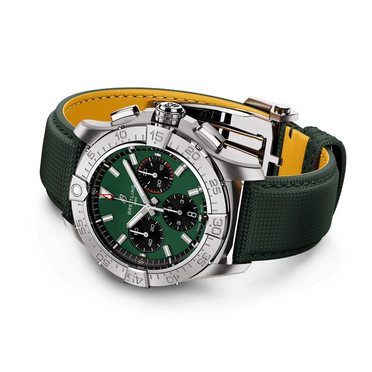 Breitling horloge met een kast in staal, met een wijzerplaat in het groen en een diameter van 42
