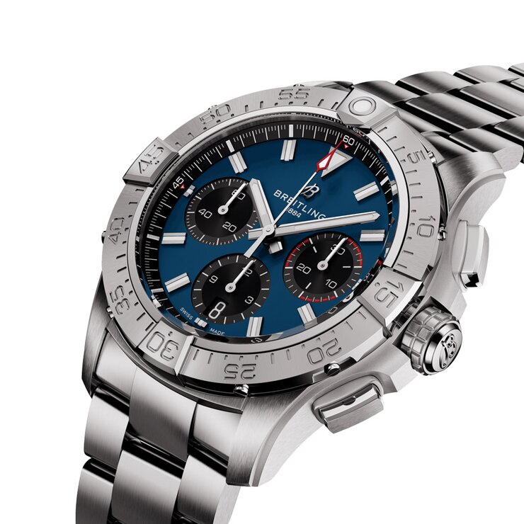 Breitling horloge met een kast in staal, met een wijzerplaat in het blauw en een diameter van 42 mm
