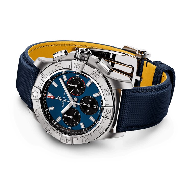 Breitling horloge met een kast in staal, met een wijzerplaat in het blauw en een diameter van 42 mm