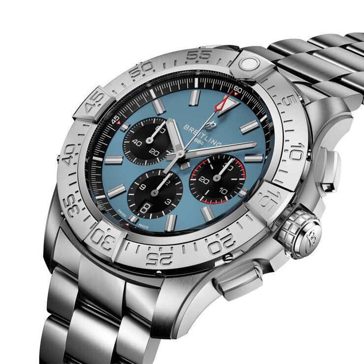Breitling horloge met een kast in titanium, met een wijzerplaat in het blauw en een diameter van 46