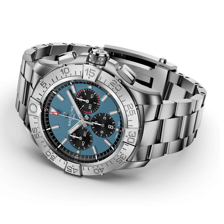 Breitling horloge met een kast in titanium, met een wijzerplaat in het blauw en een diameter van 46