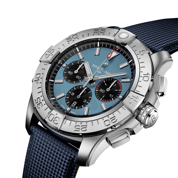 Breitling horloge met een kast in titanium, met een wijzerplaat in het blauw en een diameter van 46 mm