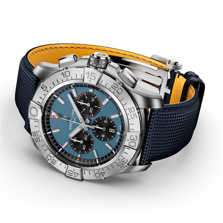 Breitling horloge met een kast in titanium, met een wijzerplaat in het blauw en een diameter van 46 mm