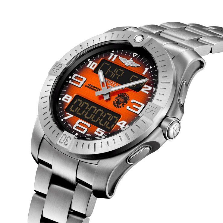 Breitling horloge met een kast in titanium, met een wijzerplaat in het oranje en een diameter van 43 mm