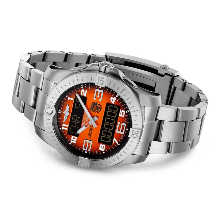 Breitling horloge met een kast in titanium, met een wijzerplaat in het oranje en een diameter van 43 mm