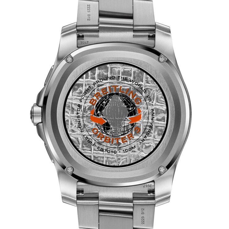 Breitling horloge met een kast in titanium, met een wijzerplaat in het oranje en een diameter van 43 mm