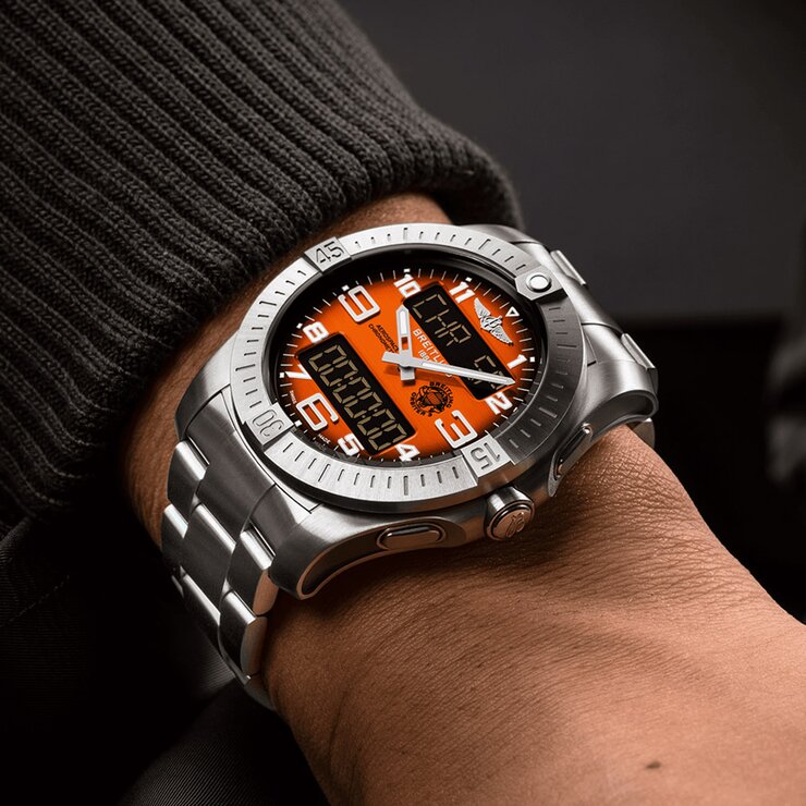 Breitling horloge met een kast in titanium, met een wijzerplaat in het oranje en een diameter van 43 mm