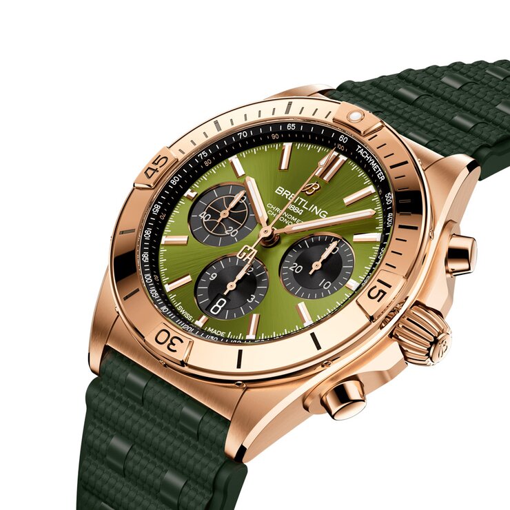 Breitling horloge met een kast in rosé goud, met een wijzerplaat in het groen en een diameter van 42