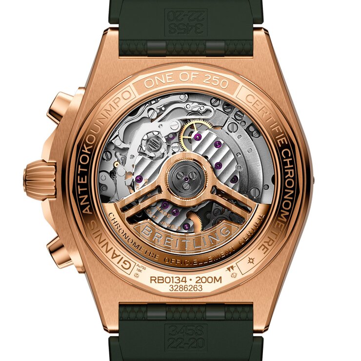 Breitling horloge met een kast in rosé goud, met een wijzerplaat in het groen en een diameter van 42