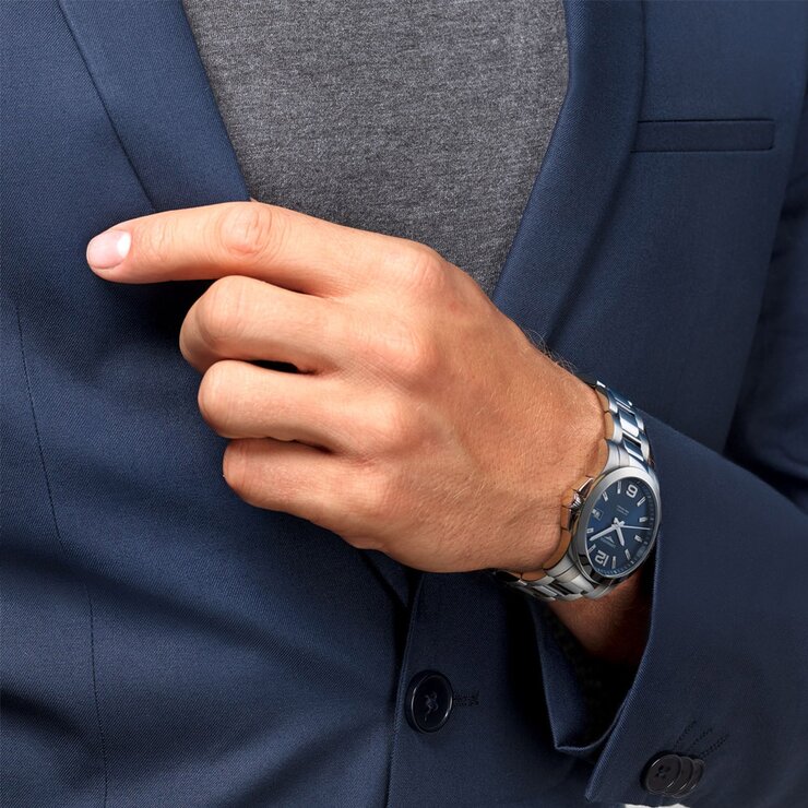 Longines horloge met een kast in staal, met een wijzerplaat in het blauw en een diameter van 41
