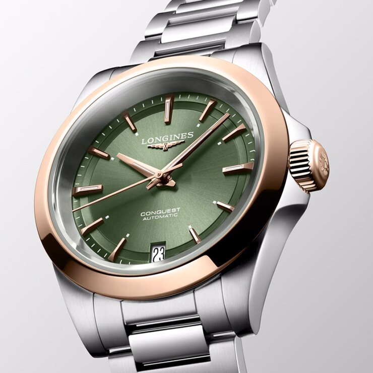 montre Longines avec un boîtier en or rose sur acier, un cadran vert et un diamètre de 34