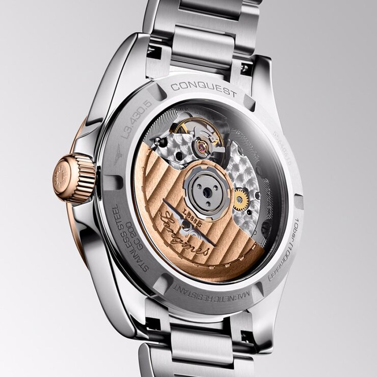 montre Longines avec un boîtier en or rose sur acier, un cadran vert et un diamètre de 34