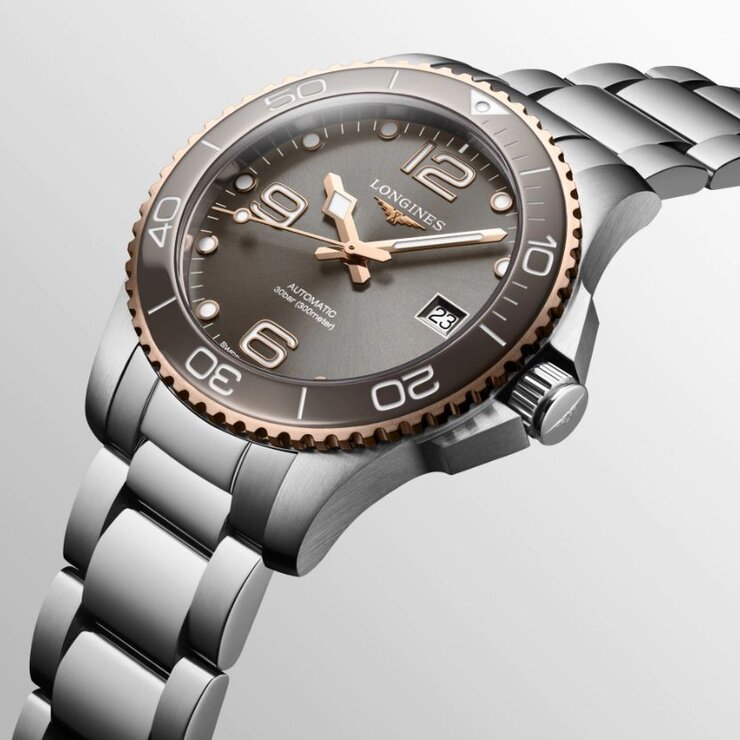 Longines horloge met een kast in staal, met een wijzerplaat in het grijs en een diameter van 39