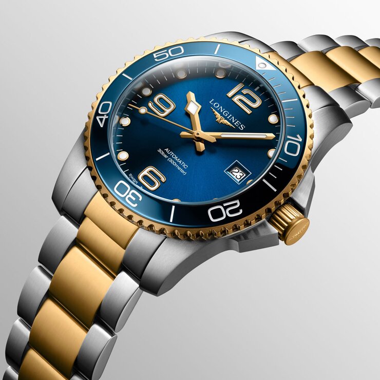 Longines horloge met een kast in staal, met een wijzerplaat in het blauw en een diameter van 41