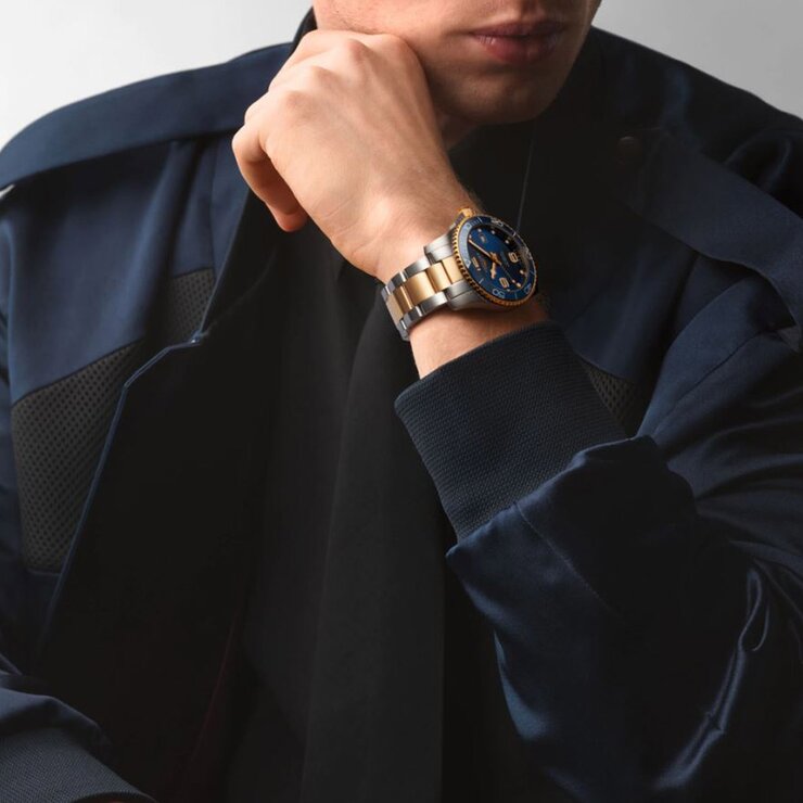 Longines horloge met een kast in staal, met een wijzerplaat in het blauw en een diameter van 41