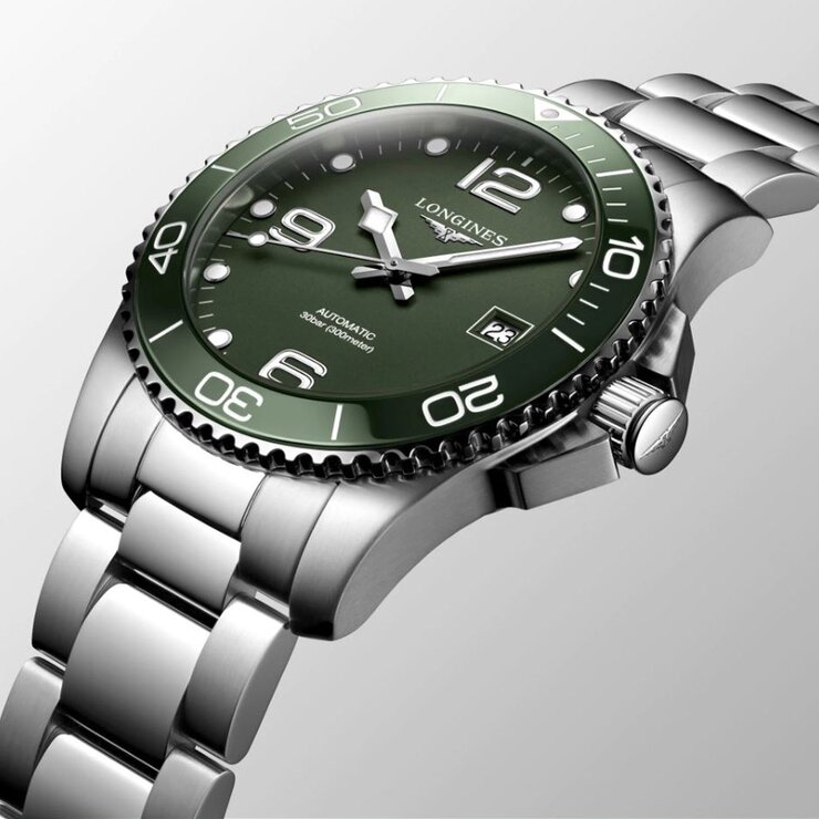 Longines horloge met een kast in staal, met een wijzerplaat in het groen en een diameter van 41