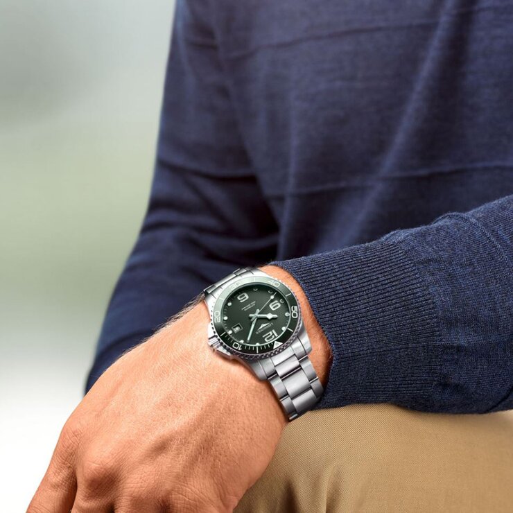 Longines horloge met een kast in staal, met een wijzerplaat in het groen en een diameter van 41