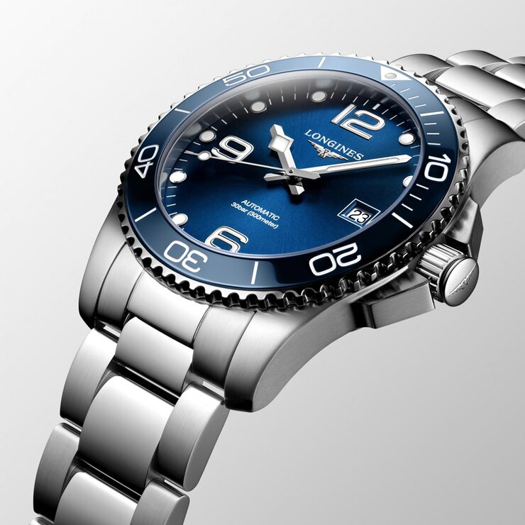 Longines horloge met een kast in staal, met een wijzerplaat in het blauw en een diameter van 41 mm