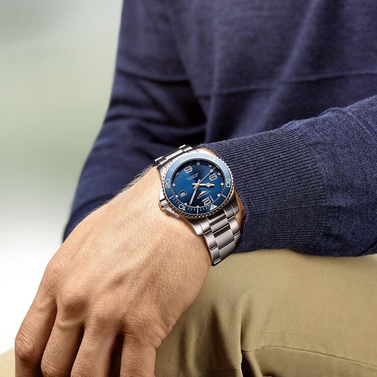 Longines horloge met een kast in staal, met een wijzerplaat in het blauw en een diameter van 41 mm