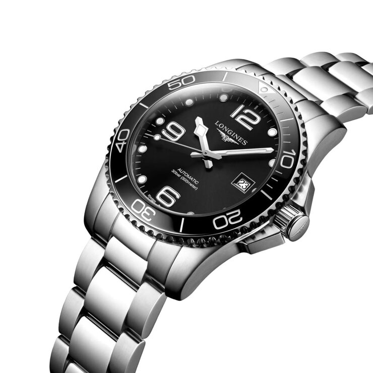 Longines horloge met een kast in staal, met een wijzerplaat in het zwart en een diameter van 41