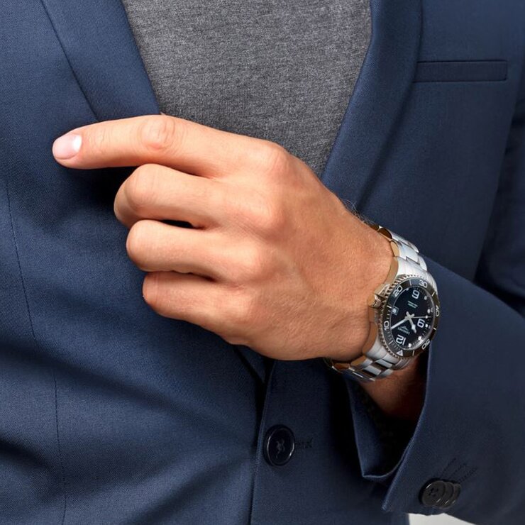 Longines horloge met een kast in staal, met een wijzerplaat in het zwart en een diameter van 41 mm