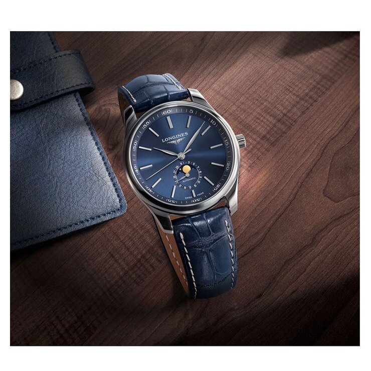 montre Longines avec un boîtier en acier, un cadran bleu et un diamètre de 42