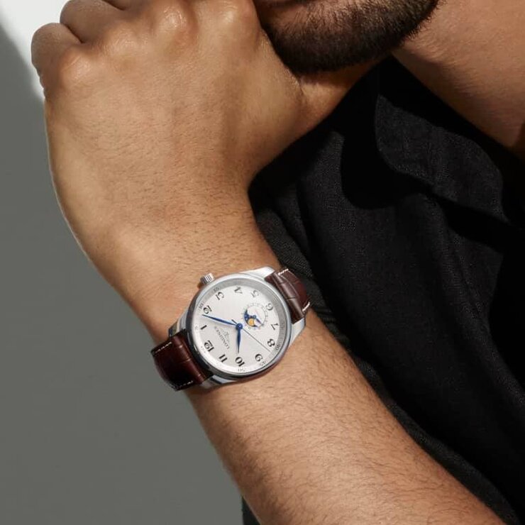 Longines horloge met een kast in staal, met een wijzerplaat in het zilver en een diameter van 42
