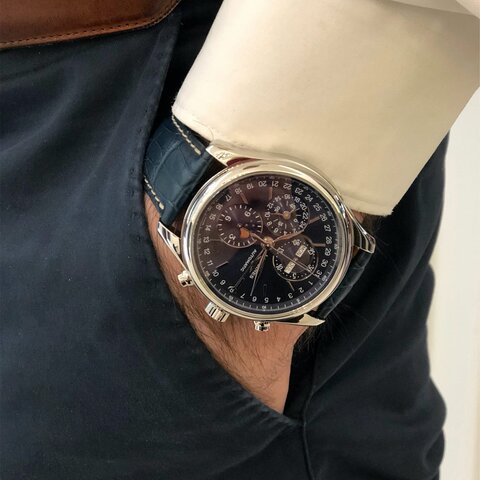 Longines horloge met een kast in staal, met een wijzerplaat in het blauw en een diameter van 42 mm